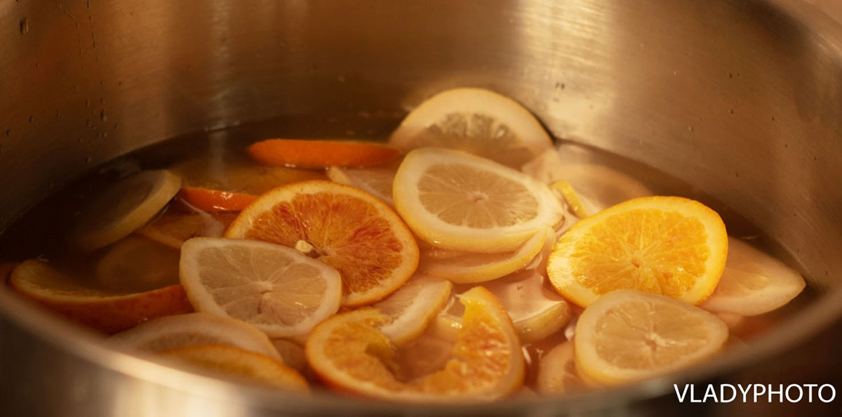 La preparazione della marmellata di agrumi 